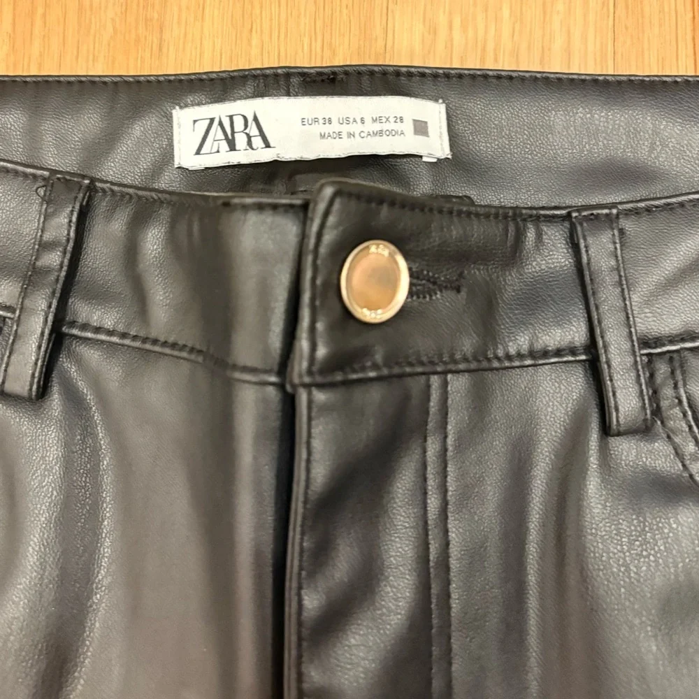 Black faux leather Zara pants - Picture 2 of 3